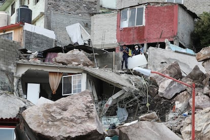 Personal de rescate trabaja en la zona del derrumbe.
