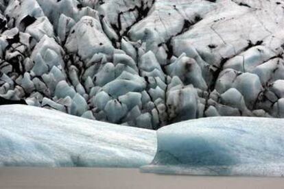 La punta de un glaciar se derrite en una laguna en la reserva natural de Porsmork, en Islandia.