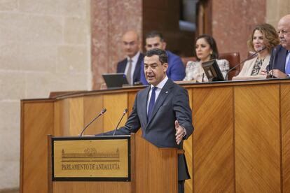 El presidente de la Junta, Juan Manuel Moreno, abre en el pleno del Parlamento el Debate sobre el estado de la comunidad.
