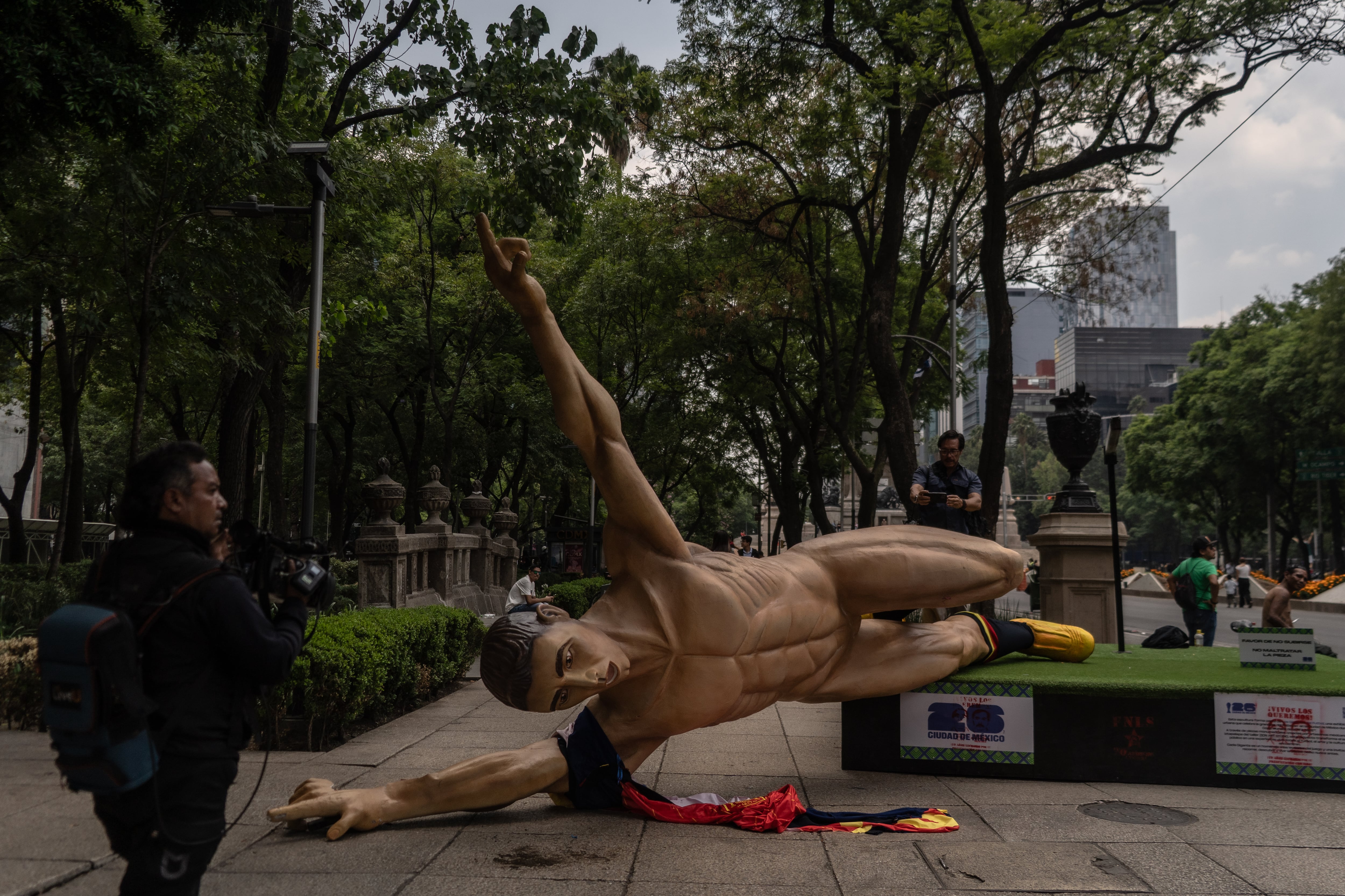 Una de las figuras monumentales derribadas por maestros de la CNTE, este pasado martes en Paseo de la Reforma, Ciudad de México.