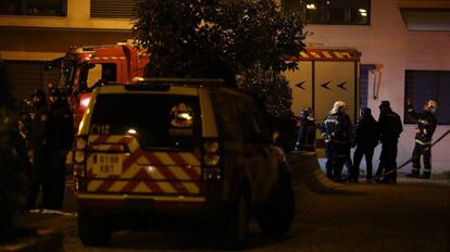 Los bomberos en la vivienda de Getafe en la que han muerto dos niños.