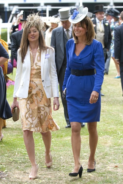 La madre de Kate Middleton, Carole, asistía en 2010 a la cita imperdible para cualquier británico que se precie: las carreras de caballos de Ascot. Lo hacía como manda el protocolo con un vestido estilo cóctel y el obligado tocado.