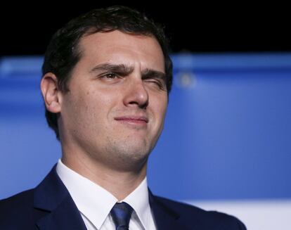 Ciudadanos party leader Albert Rivera, one of the four leading candidates for Spain's national election, gestures as he arrives ahead of the first live debate hosted by Spanish newspaper El Pais in Madrid, November 30, 2015.  REUTERS/Juan Medina