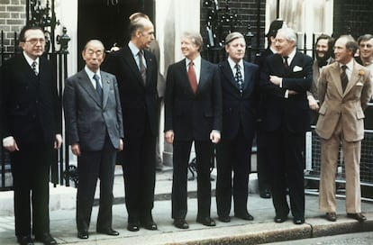 Mayo de 1977. Giulio Andreotti, posa como primer ministro con los líderes de la cumbre del G-7, en las escaleras del número 10 de Downing Street en Londres, Inglaterra. De izquierda a derecha: Andreotti, el japonés Takeo Fukuda, el presidente francés Valery Giscard D'Estaing, el estadounidense Jimmy Carter, el canciller de Alemania Occidental Helmut Schmidt, el primer ministro británico James Callaghan y del de Canadá, Pierre Trudeau.