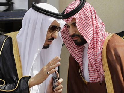 O rei Salman conversa com seu filho Mohamed Bin Salman, em 2012.