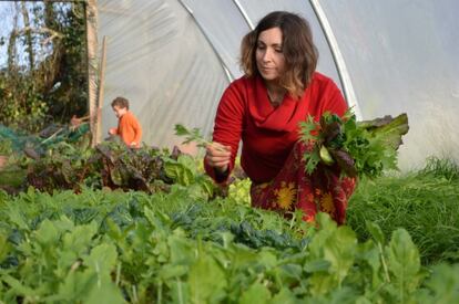 Marta Fabregat, en el huerto del viejo 'cottage' reconvertido en An Tionól.