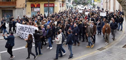 Alrededor de 200 personas se han concentrado frente a los juzgados de Palma.