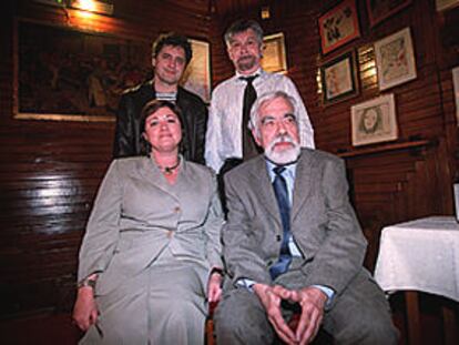 Manuel Rivas y Baltasar Porcel, detrás, de izquierda a derecha. Delante, Vinyet Panyella y Basilio Losada.