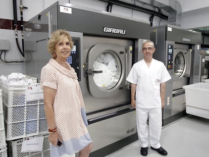 La presidenta de la fundación, Isabel Entero, y el trabajador Juan Antonio Campos Álvarez, en la lavandería inaugurada ayer.