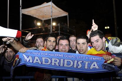 Madridistas esperan a su equipo en Cibeles, pocos minutos después de que se hiciese con la Copa del Rey