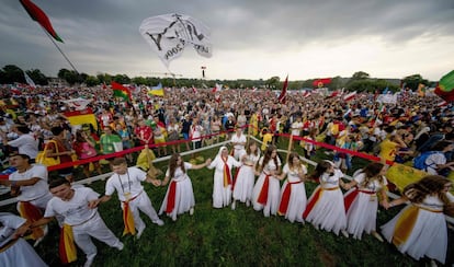 Peregrinos de alrededor del mundo bailan juntos para celebrar la apertura de la JMJ 2016, el martes 26 de julio. Una vez en Polonia, el papa Francisco participará en los actos relacionados con la JMJ como la Vía Crucis, la vigilia y la misa final con los jóvenes.