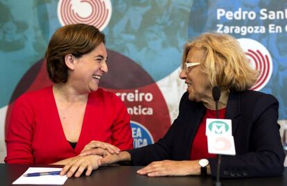 Ada Colau y Manuela Carmena en un acto de presentaci&oacute;n de candidaturas en Madrid.