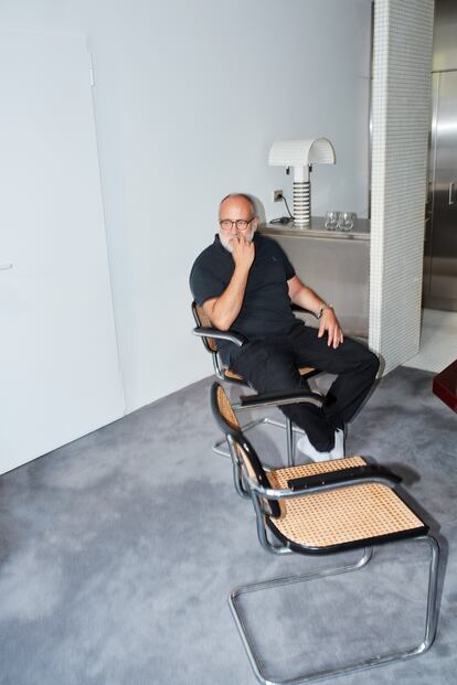Pons sentado en una de sus sillas Cesca, un modelo clásico diseñado por Marcel Breuer.