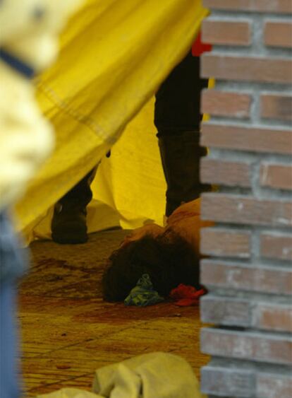 Una mujer asesinada por su pareja en una calle de Madrid en mayo de 2006.