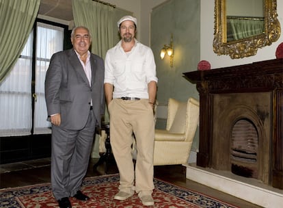 Sí, pese al 'look' un tanto desaguisado, el que ve a la derecha de la imagen es el mismísimo Brad Pitt. El actor ha llegado a Avilés para visitar mañana el Centro Cultural Internacional Oscar Niemeyer y, para que quede constancia de su estancia en Asturias, se ha tomado una foto con el presidente del Principado, Vicente Álvarez Areces.