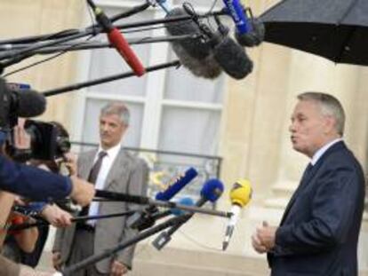 El primer ministro francés Jean-Marc Ayrault (D) atiende a los medios en el Palacio del Eliseo tras la celebración de la reunión semanal, en París, Francia. EFE/Archivo
