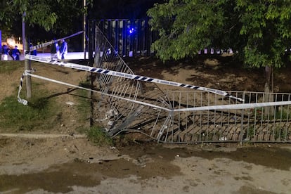 Una valla caída en el lugar del suceso en Cornellà de Llobregat (Barcelona).