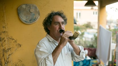 Miguel Nava, músico, investigador y folclorista, en su propio taller en La Rozas de Madrid.