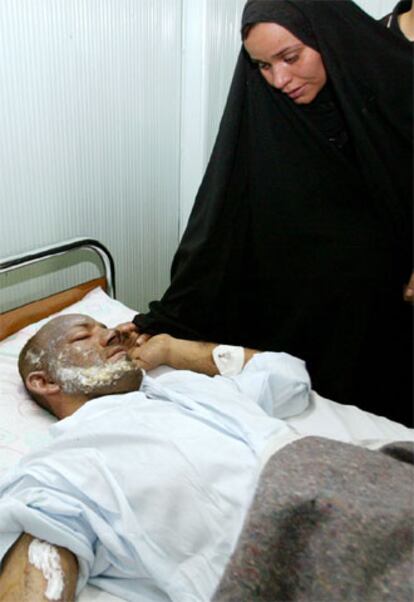 Una mujer iraquí visita a un familiar herido en el atentado con coche bomba perpetrado en la ciudad de Hilla.