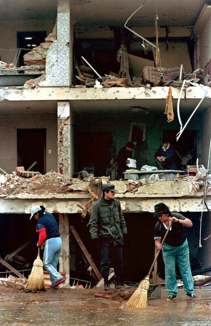 Imagen del 22 de julio de 1992 tras el ataque de Sendero Luminoso a la embajada de Bolivia en Lima. 