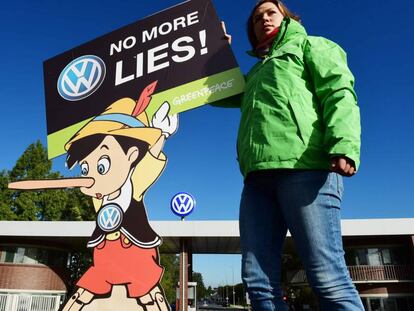 Una activista protesta ante la sede de Volkswagen en Wolfsburg (Alemania) el mes pasado. 