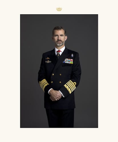 El jefe del Estado posa en esta imagen con el uniforme de diario de capitán general de la Armada.