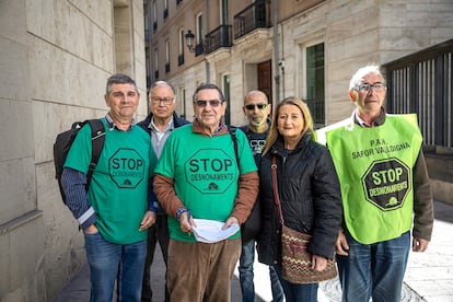 Representantes de las PAH del País Valenciano este martes, a la salida de su reunión con los cuatro grupos políticos con representación parlamentaria en las Cortes.