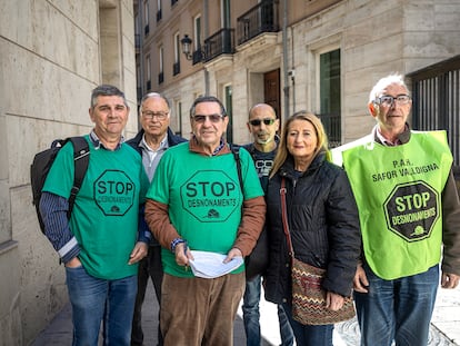 Representantes de las PAH del País Valenciano este martes, a la salida de su reunión con los cuatro grupos políticos con representación parlamentaria en las Cortes.