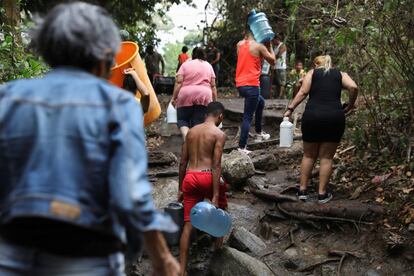 "Tenemos niños pequeños y no tenemos con qué darles una gota de agua para tomar", "No tenemos agua, no tenemos luz, no tenemos Internet, no tenemos teléfonos, estamos incomunicados, hemos llegado a lo peor que hemos podido imaginar", "no quiero cisterna, quiero agua de chorro", son algunos de los testimonios de las personas que buscan agua diariamente en todas estas vías alternativa durante una crisis que se ha pronunciado en el mes de marzo.