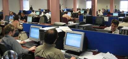 Grupo de trabajadores en una oficina de Indra de M&aacute;laga.