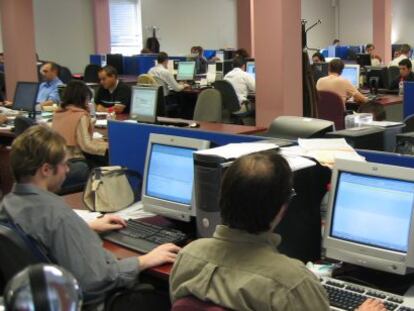 Grupo de trabajadores en una oficina de Indra de M&aacute;laga.