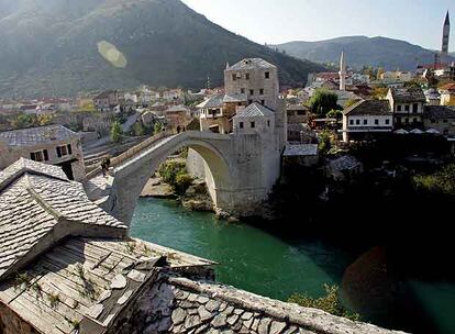 El viejo puente de Mostar, en 2005, un año después de su reconstrucción.