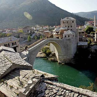 El viejo puente de Mostar, en 2005, un año después de su reconstrucción.