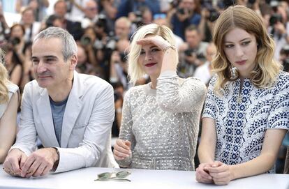 Las actrices Kristen Stewart y Sigrid Bouaziz, junto al director francés Olivier Assayas durante el pase gráfico de la película 'Personal Shopper'.