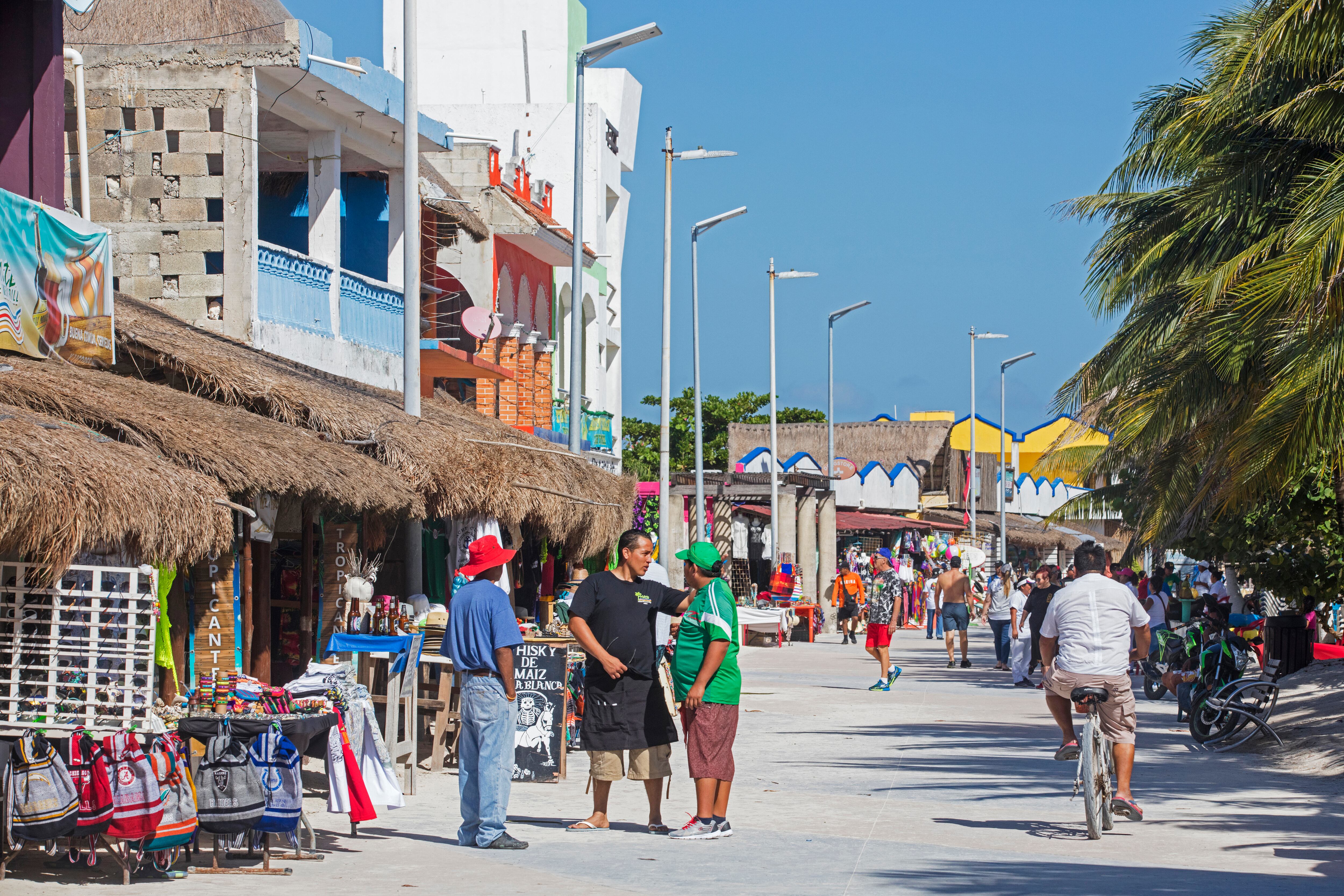 Tiendas en una de las calles de la localidad costera de Mahahual (México).