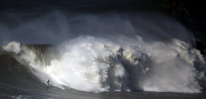 Un surfista en una gran ola en Praia do Norte en Nazare (Portugal).