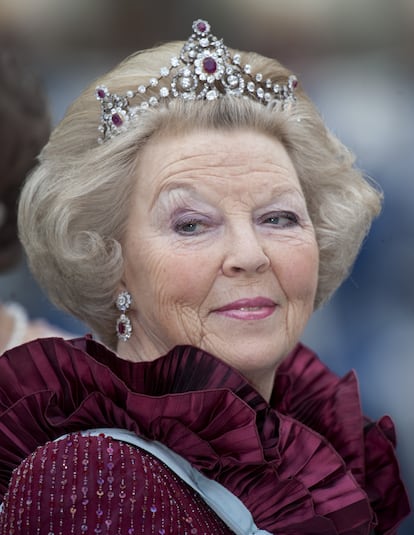 La reina Beatriz de Holanda en la boda de la princesa Victoria de Suecia, en 2010, con la tiara Mellerio de rubíes.