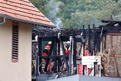 Bomberos buscan posibles víctimas tras apagar el fuego de la residencia, este miércoles en Wintzenheim (Francia).