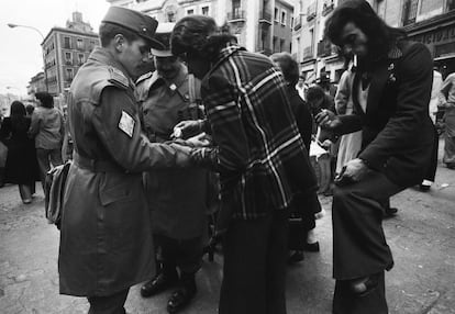 El mismo vendedor prueba con un soldado. Los jóvenes que cumplían el servicio militar obligatorio eran habituales visitantes del mercadillo madrileño. A finales de 1976 más de 300 jóvenes cumplían condena en cárceles españolas por declararse objetores de conciencia y oponerse a hacer la 'mili'.