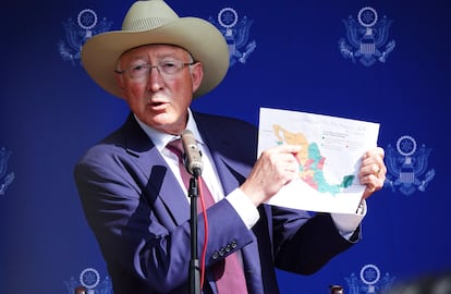 Ken Salazar, embajador de Estados Unidos en México, ofrece una conferencia de prensa en Ciudad de México, el 18 de agosto de 2022.