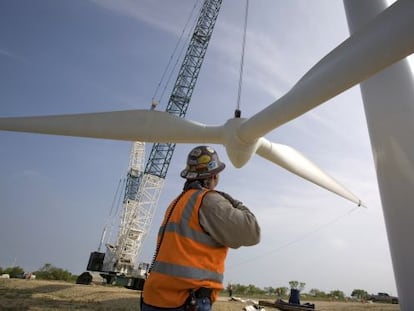 Instalación del rotor de un aerogenerador de Gamesa en Texas.
