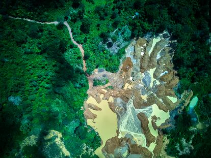 Detalle de unas explotaciones extensivas de oro (galamsey) en el distrito de Aowin (Ghana). 