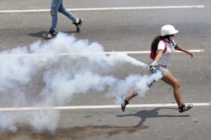La Guardia Nacional Bolivariana, leal a Maduro, ha lanzado gases lacrimógenos para dispersar las marchas a su paso por la base aérea La Carlota, en Caracas. Algunos de los manifestantes han respondido con cócteles molotov.