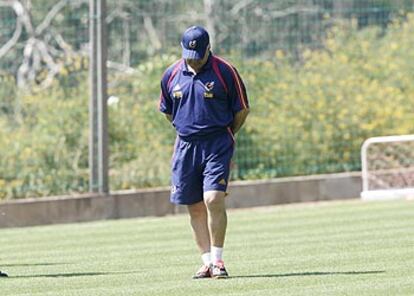 El seleccionador español, Iñaki Sáez, cabizbajo durante el entrenamiento de ayer.