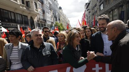 Desde la izquierda, Emma Sainz, Santos Cerdán y Teresa Ribera, este sábado en la manifestación del Primero de Mayo por el centro de Madrid.