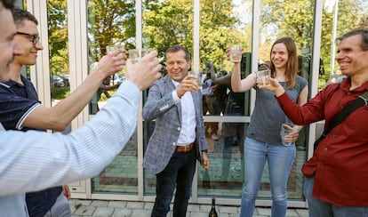 Ferenc Krausz, en el centro, celebra el premio junto a sus compañeros de trabajo, este martes en Múnich.
