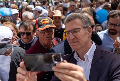 Alberto Núñez Feijóo se fotografiaba este sábado con un simpatizante en un acto electoral en Badalona.