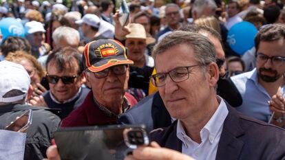 Alberto Núñez Feijóo se fotografiaba este sábado con un simpatizante en un acto electoral en Badalona.