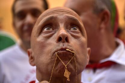 Un corredor reza a San Fermín antes del inicio del primer encierro, en Pamplona.