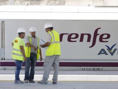 Operarios de Adif trabajan en la estación del AVE de Alicante.